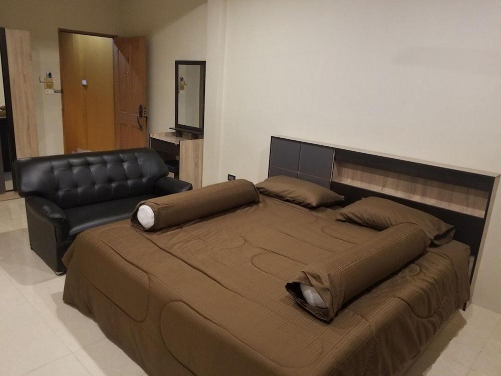 The Main Event Pattaya Bed & Breakfast Ngoại thất bức ảnh